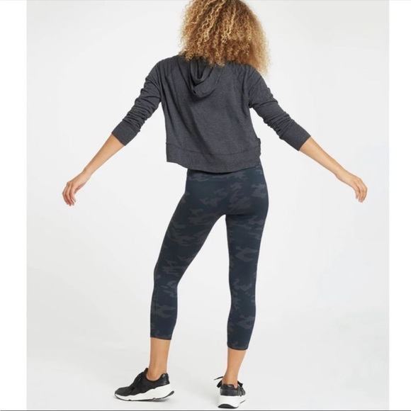 SPANX Pants - 💚🖤 NWOT SPANX Look At Me Now Cropped Camo Leggings 🖤💚